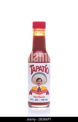 Irvine, CALIFORNIE - 23 MAI 2018 : une bouteille de sauce chaude Tapatio, produite à Vernon, Californie. Banque D'Images