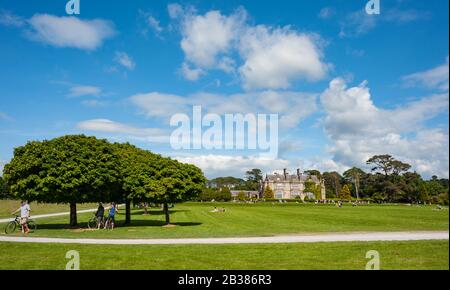 Killarney, Irlande - 15 juin 2014: Les touristes se détendant dans les jardins de la maison de Muckross dans le ring de Kerry Banque D'Images