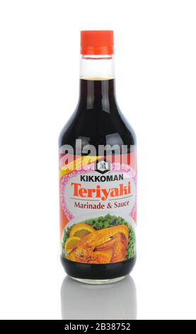 Irvine, CA - 11 janvier 2013 : une bouteille de marinade et de sauce Kikkoman Teriyaki. Depuis 1961, Kikkoman est un chef de file dans l'établissement de la norme pour ter Banque D'Images