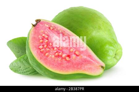 Goyave isolé. Fruits frais de goyave coupés avec peau verte et chair rose sur fond blanc Banque D'Images
