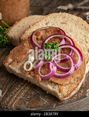 Pain laillé avec du lard de porc mélangé à des craquelins moulus, avec de l'oignon violet et du persil Banque D'Images