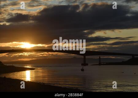 Coucher de soleil sur le pont Skye. Kyleakin. Ecosse Banque D'Images