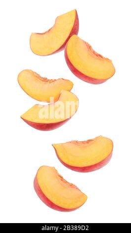 Pêches de coupe isolées. Six morceaux de fruits de pêche frais dans l'air isolés sur fond blanc Banque D'Images