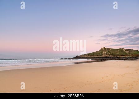 Coucher de soleil depuis la plage de Porthmeor, St Ives, en direction de l'île Banque D'Images