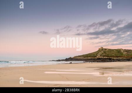 Coucher de soleil depuis la plage de Porthmeor, St Ives, en direction de l'île Banque D'Images