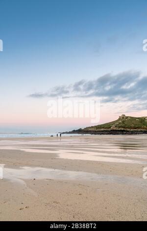 Coucher de soleil depuis la plage de Porthmeor, St Ives, en direction de l'île Banque D'Images