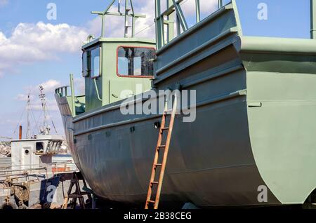 Bateau de pêche commerciale sur des cales. Coque fraîchement peinte d'un bateau de pêche. Préparation pour la saison de pêche ou de fruits de mer. Prendre des photos à l'extérieur sur un soleil Banque D'Images