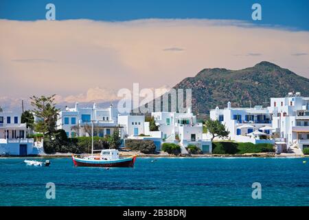 La plage et le village de pêcheurs de Pollonia à Milos, Grèce Banque D'Images