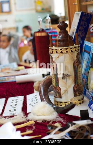 Torah défile à sinague en vacances juives Banque D'Images