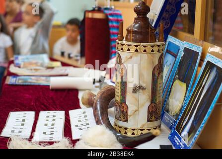 Torah défile à sinague en vacances juives Banque D'Images