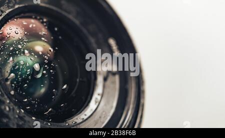 Gros plan sur un magnifique objectif d'appareil photo d'eau de goutte, sur un fond blanc pour le design. Banque D'Images