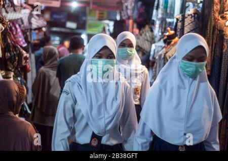 YOGYAKARTA, RÉGION SPÉCIALE DE YOGYAKARTA, INDONÉSIE. 4 mars 2020. Certains étudiants ont été vus marcher dans le marché de Beringharjo portant des masques pour se protéger, Yogyakarta, mercredi 4 mars 2020. En Indonésie, deux personnes testées positives pour le virus COVID-19 Corona ont été annoncées par le président indonésien Joko Widodo au Palais présidentiel de Jakarta, le lundi 2 mars 2020. Selon Joko Widodo, deux citoyens indonésiens ont pris contact avec des citoyens japonais venus en Indonésie. Crédit: Slamet Riyadi/Zuma Wire/Alay Live News Banque D'Images