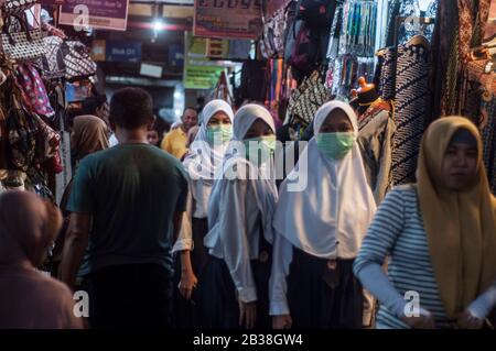 YOGYAKARTA, RÉGION SPÉCIALE DE YOGYAKARTA, INDONÉSIE. 4 mars 2020. Certains étudiants ont été vus marcher dans le marché de Beringharjo portant des masques pour se protéger, Yogyakarta, mercredi 4 mars 2020. En Indonésie, deux personnes testées positives pour le virus COVID-19 Corona ont été annoncées par le président indonésien Joko Widodo au Palais présidentiel de Jakarta, le lundi 2 mars 2020. Selon Joko Widodo, deux citoyens indonésiens ont pris contact avec des citoyens japonais venus en Indonésie. Crédit: Slamet Riyadi/Zuma Wire/Alay Live News Banque D'Images