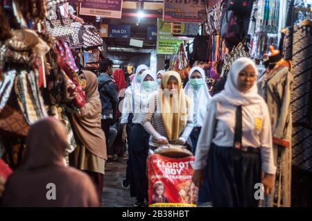 YOGYAKARTA, RÉGION SPÉCIALE DE YOGYAKARTA, INDONÉSIE. 4 mars 2020. Certains étudiants ont été vus marcher dans le marché de Beringharjo portant des masques pour se protéger, Yogyakarta, mercredi 4 mars 2020. En Indonésie, deux personnes testées positives pour le virus COVID-19 Corona ont été annoncées par le président indonésien Joko Widodo au Palais présidentiel de Jakarta, le lundi 2 mars 2020. Selon Joko Widodo, deux citoyens indonésiens ont pris contact avec des citoyens japonais venus en Indonésie. Crédit: Slamet Riyadi/Zuma Wire/Alay Live News Banque D'Images