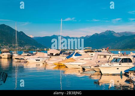 Bateaux à voile à Locarno avec les montagnes des Alpes en arrière-plan Banque D'Images