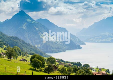 Lucerne Lake avec Pilatus et Rigi montagne en arrière-plan Banque D'Images