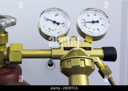 Le manomètre de réduction de pression est relié au ballonnet de rouge couleur Banque D'Images