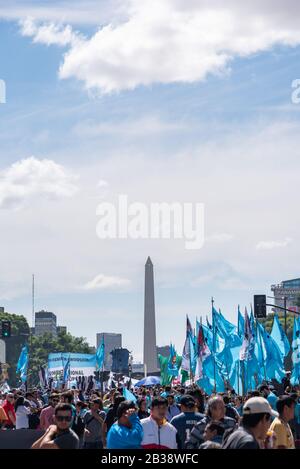 Manifestation populaire pendant 43 ans du putsch pendant la Journée nationale de la mémoire, de la vérité et de la justice qui rappellent ces 30000 déparus en Argentine Banque D'Images
