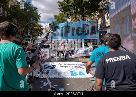 SiPreBA ou "Syndicat des travailleurs de la presse de Buenos Aires" dans une transmission en direct à la manifestation Populaire pendant la Journée nationale de la mémoire, de la vérité et de la justice Banque D'Images