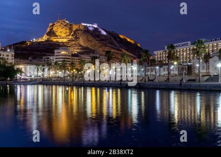 Vue de nuit sur le port d'Alicante Château Santa Barbara sur le mont Mongo en arrière-plan. Village de Javea Xabia. Marina Alicante, Espagne, 9 septembre 2018 Banque D'Images