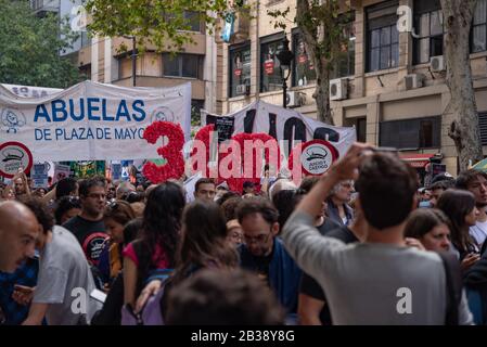 Manifestation populaire pendant 43 ans du putsch pendant la Journée nationale de la mémoire, de la vérité et de la justice qui rappellent ces 30000 déparus en Argentine Banque D'Images
