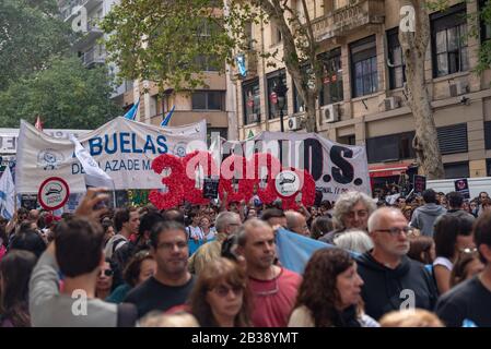 Manifestation populaire pendant 43 ans du putsch pendant la Journée nationale de la mémoire, de la vérité et de la justice qui rappellent ces 30000 déparus en Argentine Banque D'Images