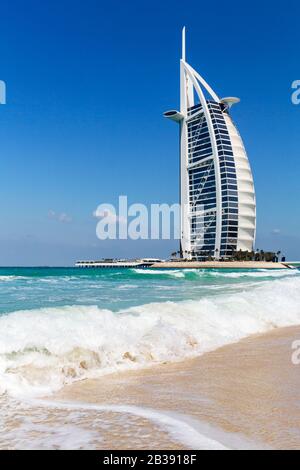 DUBAÏ, Émirats arabes Unis-MARS 9 2019 : vue sur la plage de luxe de Dubaï et Burj al arab le 9 mars 2019, à Dubaï, Émirats arabes Unis. Banque D'Images