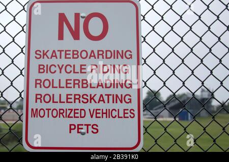 Un panneau sur une clôture qui lit, PAS de skateboard, vélo, roller, roller, véhicules motorisés, animaux de compagnie Banque D'Images