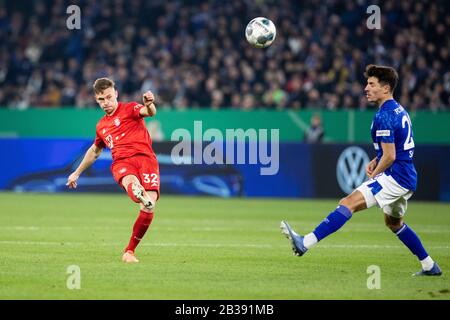 Gelsenkirchen, Allemagne, Veltins-Arena, 3.03.2020: Joshua Kimmich de Muenchen (L) défis Alessandro Schöpf de Schalke 04 pendant la coupe match DFB P Banque D'Images
