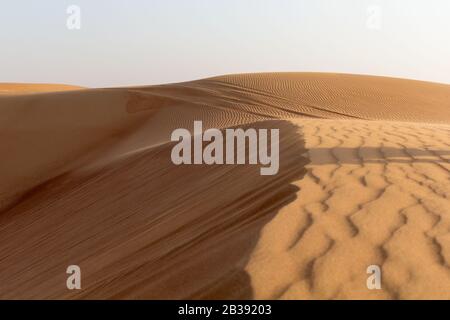 Immenses dunes du désert. Un endroit idéal pour les photographes et les voyageurs. Banque D'Images
