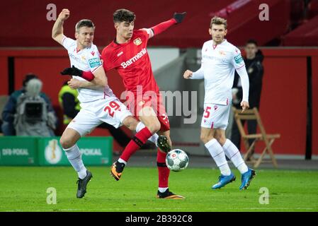 Leverkusen, Allemagne. 04 mars 2020. Football: DFB Cup, Bayer Leverkusen - 1ère FC Union Berlin, quart de finale dans le BayArena: Leverkusen's Kai Havertz (r) et le combat de Berlin Michael Parensen pour le ballon. Crédit: Federico Gambarini/dpa - NOTE IMPORTANTE: Conformément aux réglementations de la DFL Deutsche Fußball Liga et de la DFB Deutscher Fußball-Bund, il est interdit d'exploiter ou d'exploiter dans le stade et/ou à partir du jeu des photos prises sous forme d'images de séquence et/ou de séries de photos de type vidéo./dpa/Alay Live News Banque D'Images