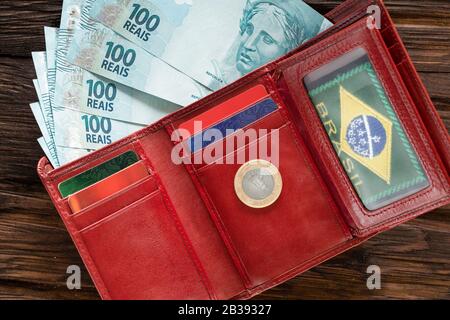 Argent brésilien dans le portefeuille sur le plan de table en bois Banque D'Images