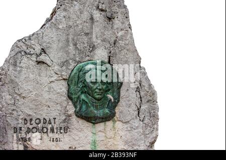 Cortina D'Ampezzo, Italie. 2010. Monument en l'honneur du géologue français Déodat Gratet de Dolomieu, Dolomites sur fond blanc Banque D'Images