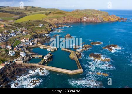 Vue aérienne du petit village de pêcheurs et du port de St Abbs sur la côte de la mer du Nord à Scottish Borders, Écosse, Royaume-Uni Banque D'Images