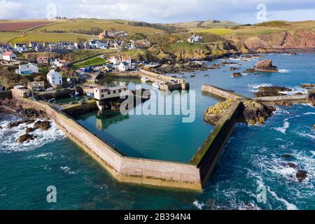 Vue aérienne du petit village de pêcheurs et du port de St Abbs sur la côte de la mer du Nord à Scottish Borders, Écosse, Royaume-Uni Banque D'Images