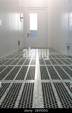 Intérieur de la salle blanche de fabrication de semi-conducteurs.couloir avec plancher surélevé et porte en salle blanche pour l'industrie pharmaceutique ou électronique. Banque D'Images