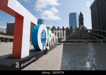 Nathan Phillips Square avec panneau de Toronto et ancien édifice de l'hôtel de ville Banque D'Images