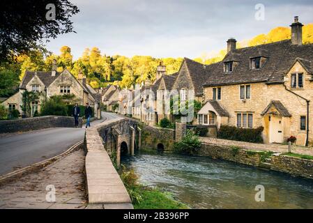 Château Combe, Angleterre est la ville médiévale parfaitement préservée des Cotswolds. Banque D'Images