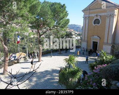 Vue sur la terrasse et entrée à l'église notre-Dame-de-l'Assomption dans le village médiéval perché d'Eze sur la Côte d'Azur. Banque D'Images