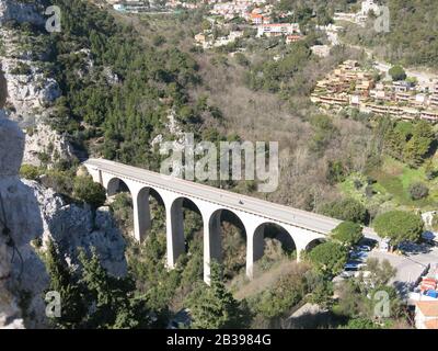 En regardant sur l'impressionnant pont routier avec ses arches en pierre à l'approche de la ville médiévale perchée d'Eze sur la Côte d'Azur. Banque D'Images