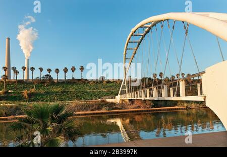 Pont blanc De Cordes et centrale électrique en Israël. Banque D'Images