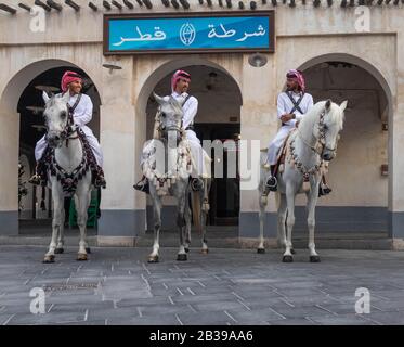 Souk Waqif Doha, Qatar vue sur la lumière du jour montrant le poste de police avec des gardes traditionnels équitation chevaux Banque D'Images