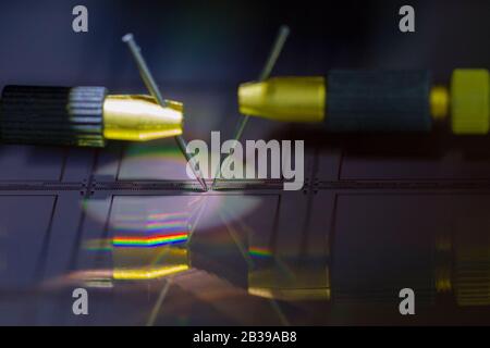 Système de sonde manuelle avec aiguilles pour le test des semi-conducteurs sur des plaquettes de silicium. Mise au point sélective. Banque D'Images
