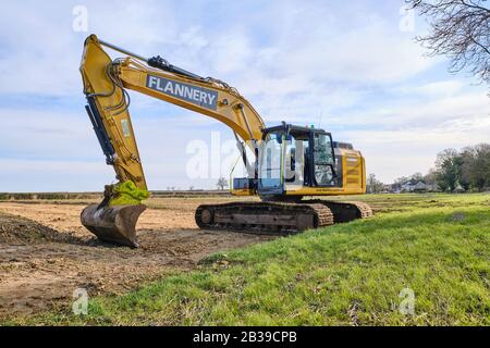 Une grande pelle hydraulique à chenilles CAT 360, utilisée par la location d'une usine de Flannery dans un champ du Lincolnshire, effectue des travaux d'entretien avant la pose principale de l'eau Banque D'Images