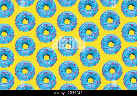 Motif d'un beignes bleu sur fond jaune. Pose à plat Banque D'Images