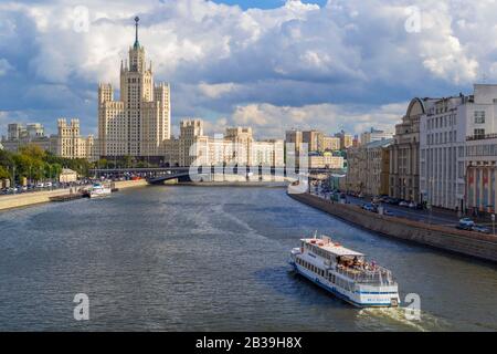 MOSCOU, RUSSIE - 03 juin 2019. Paysage urbain avec la rivière de Moscou et le célèbre gratte-ciel de Staline sur le remblai de Kotelnicheskaya. Banque D'Images