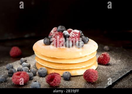 Crêpes aux fruits rouges, chocolat blanc et crème Banque D'Images