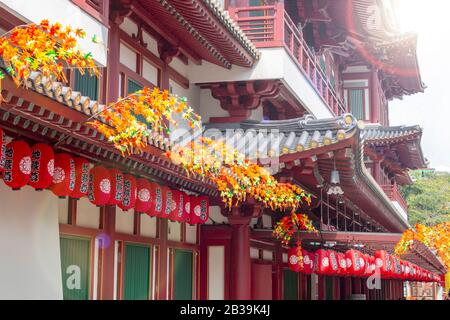 Singapour 1er septembre 2019 : le célèbre temple relique Bouddha de la dent à Chinatown décoré de lanternes rouges et de plantes. Banque D'Images