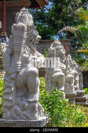 Indonésie - ancienne architecture hindoue sur l'île de Bali.statues traditionnelles. Banque D'Images