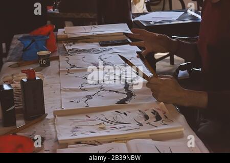 Master donne une leçon de peinture à l'encre chinoise, atelier dans le jardin chinois de la sérénité lors de la célébration du nouvel an chinois à Malte: Santa Lucija, Malte - 19 janvier 2020 Banque D'Images